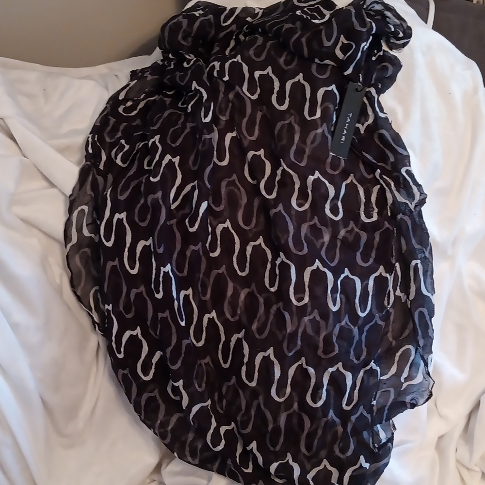 NWT Tahari alternating waves back and white grey scarf